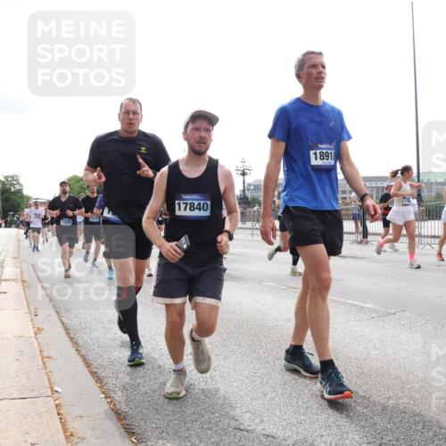 29.06.2025 - hella hamburg halbmarathon Lena Gebhardt http://msf.ph/oto/8300982 29.06.2025 10:37:06 Lombardsbrücke 1339, 17840, 18918, 1022, 1118, 1253, 1276, 1337, 1339, 1488, 1490, 1597, 1819, 1948, 1952, 1954, 2016, 2031, 2072, 2104, 2272, 2480, 2486, 2552, 2588, 3127, 3165, 3714, 3873, 3895, 4084, 4097, 4347, 4618, 4733, 4762, 4996, 5146, 5224, 5538, 5560, 5640, 5786, 5789, 5940, 6156, 6172, 6359, 6584, 6804, 7085, 7202, 7235, 7707, 7773, 7823, 8007, 8257, 8258, 8315, 8499, 8758, 8811, 8936, 8937, 9054, 9055, 9295, 9500, 9694, 13265, 15077, 18488 meine-sportfotos.de
