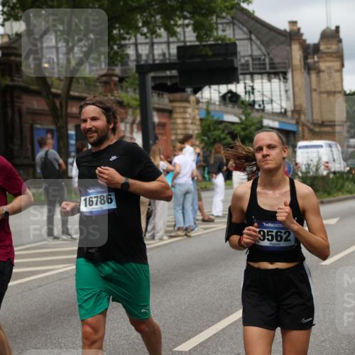 29.06.2025 - hella hamburg halbmarathon Yannick Fuchs http://msf.ph/oto/8300984 29.06.2025 10:49:51 20KM 1130, 1180, 1193, 2982, 3042, 3048, 3058, 3668, 4951, 5287, 5465, 5672, 6569, 6591, 6924, 7594, 7742, 8255, 8311, 8330, 8639, 8863, 9361, 9562, 11039, 11143, 11309, 11638, 12196, 12515, 13474, 14363, 14365, 14461, 15184, 15818, 15884, 16375, 16401, 16434, 16521, 16625, 16786, 17259, 17615, 17640, 17642, 18064, 18125, 18212, 18325, 18340, 18495, 18634, 18741, 18746, 18835, 19120, 19152 meine-sportfotos.de