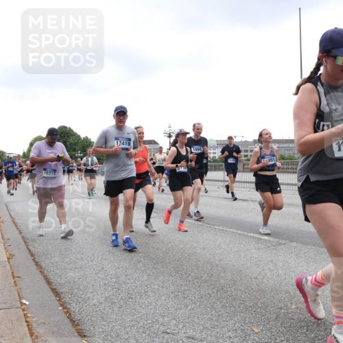 29.06.2025 - hella hamburg halbmarathon Lena Gebhardt http://msf.ph/oto/8301019 29.06.2025 10:46:53 Lombardsbrücke 1073, 1185, 1286, 1363, 1371, 1375, 1593, 1607, 1608, 1720, 1837, 1961, 1999, 2162, 2211, 2320, 2327, 2537, 2555, 2556, 2665, 2697, 2981, 3277, 3406, 3407, 3469, 3734, 3823, 4202, 4239, 4296, 4342, 4355, 4448, 4483, 4604, 5111, 5114, 5700, 5796, 5953, 6124, 6161, 6485, 6496, 6740, 7073, 7303, 7412, 7767, 7827, 8477, 8486, 8551, 8553, 8684, 8706, 8967, 9691, 10230, 13969, 14261, 15852, 16882, 16987 meine-sportfotos.de