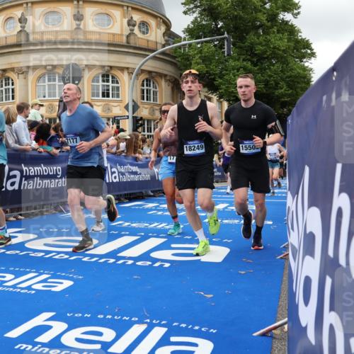 29.06.2025 - hella hamburg halbmarathon Strokosch-Dieckow http://msf.ph/oto/8301025 29.06.2025 10:53:49 Ziel 1422, 1706, 1870, 2082, 2518, 5607, 6260, 6481, 6877, 7177, 7395, 7918, 7973, 8285, 8335, 9922, 10529, 10891, 12413, 13032, 14026, 14175, 14702, 14818, 15502, 16477, 16538, 17740, 18249, 18418, 18487, 18514, 18759, 18831, 18879, 18915, 19177 meine-sportfotos.de