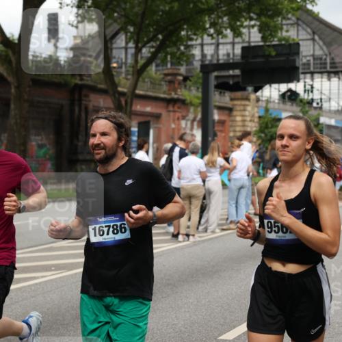 29.06.2025 - hella hamburg halbmarathon Yannick Fuchs http://msf.ph/oto/8301072 29.06.2025 10:49:51 20KM 1130, 1180, 1193, 2982, 3042, 3048, 3058, 3668, 4951, 5287, 5465, 5672, 6569, 6591, 6924, 7594, 7742, 8255, 8311, 8330, 8639, 8863, 9361, 9562, 11039, 11143, 11309, 11638, 12196, 12515, 13474, 14363, 14365, 14461, 15184, 15818, 15884, 16375, 16401, 16434, 16521, 16625, 16786, 17259, 17615, 17640, 17642, 18064, 18125, 18212, 18325, 18340, 18495, 18634, 18741, 18746, 18835, 19120, 19152 meine-sportfotos.de