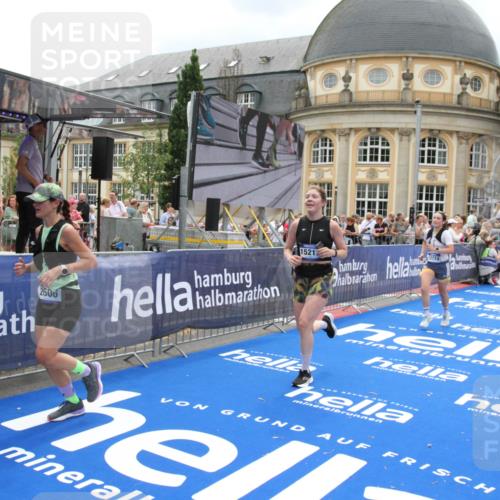29.06.2025 - hella hamburg halbmarathon Michael Strokosch http://msf.ph/oto/8301092 29.06.2025 10:57:45 Ziel 1715, 1719, 1972, 2606, 7833, 10133, 12440, 12774, 13523, 14951, 15217, 15220, 16418, 17201, 17455, 17769, 17814, 18388, 18508, 18727, 18985 meine-sportfotos.de