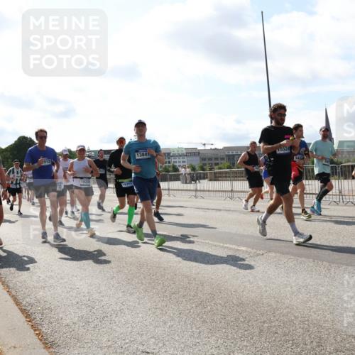 29.06.2025 - hella hamburg halbmarathon Lena Gebhardt http://msf.ph/oto/8301136 29.06.2025 09:59:37 Lombardsbrücke 16531, 5420, 912, 1820, 18202, 13841, 15524, 948, 1319, 1334, 1366, 1506, 1595, 1642, 1834, 1955, 2282, 2391, 2432, 2630, 3112, 3279, 3668, 3715, 3836, 4426, 4467, 4837, 4839, 5015, 5134, 5277, 5299, 5420, 5457, 5458, 5465, 5492, 5866, 6202, 6390, 6414, 6415, 6416, 7033, 7037, 7129, 7130, 7395, 7833, 7864, 8330, 8509, 8520, 8542, 8652, 8846, 8929, 9142, 9488, 9903, 9907, 9922, 9984, 10020, 10031, 10266, 11039, 11568, 11844 meine-sportfotos.de