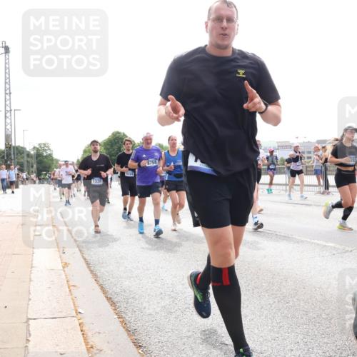 29.06.2025 - hella hamburg halbmarathon Lena Gebhardt http://msf.ph/oto/8301162 29.06.2025 10:37:07 Lombardsbrücke 1339, 5224, 8758, 1022, 1118, 1253, 1276, 1337, 1339, 1488, 1490, 1597, 1819, 1948, 1952, 1954, 2016, 2031, 2072, 2104, 2272, 2480, 2486, 2552, 2588, 3127, 3165, 3714, 3873, 3895, 4084, 4097, 4347, 4618, 4733, 4762, 4996, 5146, 5224, 5538, 5560, 5640, 5786, 5789, 5940, 6156, 6172, 6359, 6584, 6804, 7085, 7202, 7235, 7707, 7773, 7823, 8007, 8257, 8258, 8315, 8499, 8758, 8811, 8843, 8936, 8937, 9054, 9055, 9295, 9500, 9694, 13265, 15077 meine-sportfotos.de