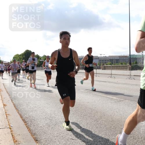 29.06.2025 - hella hamburg halbmarathon Lena Gebhardt http://msf.ph/oto/8301198 29.06.2025 09:47:03 Lombardsbrücke 13148, 1377, 1053, 1396, 1407, 1411, 1577, 1910, 1959, 2243, 2563, 2774, 2836, 3005, 3790, 3935, 4740, 4944, 5048, 5152, 5193, 5660, 6032, 6305, 6473, 6683, 6915, 7080, 7466, 7622, 7628, 7831, 7867, 7972, 8312, 8323, 8366, 9376, 9508, 9519, 10477, 10771, 10927, 11055, 11304, 11370, 11661, 11898, 12204, 12447, 12899, 13148, 13199, 13493, 13494, 13729, 13771, 13972, 13991, 14069, 14310, 14385, 16811, 16957 meine-sportfotos.de