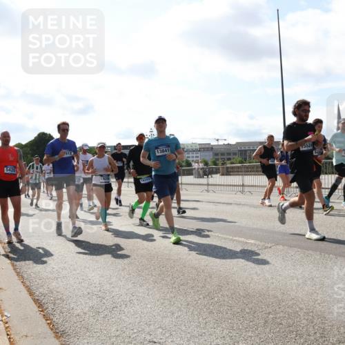 29.06.2025 - hella hamburg halbmarathon Lena Gebhardt http://msf.ph/oto/8301200 29.06.2025 09:59:37 Lombardsbrücke 16531, 5420, 2912, 18200, 18202, 13841, 15524, 948, 1319, 1334, 1366, 1506, 1595, 1642, 1834, 1955, 2282, 2391, 2432, 2630, 3112, 3279, 3668, 3715, 3836, 4426, 4467, 4837, 4839, 5015, 5134, 5277, 5299, 5420, 5457, 5458, 5465, 5492, 5866, 6202, 6390, 6414, 6415, 6416, 7033, 7037, 7129, 7130, 7395, 7833, 7864, 8330, 8509, 8520, 8542, 8652, 8846, 8929, 9142, 9488, 9903, 9907, 9922, 9984, 10020, 10031, 10266, 11039, 11568, 11844 meine-sportfotos.de