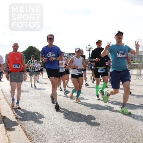 29.06.2025 - hella hamburg halbmarathon Lena Gebhardt http://msf.ph/oto/8301236 29.06.2025 09:59:38 Lombardsbrücke 12912, 16531, 5420, 2432, 9142, 1820, 18202, 13841, 1319, 1334, 1366, 1506, 1595, 1642, 1834, 1955, 2282, 2364, 2391, 2432, 2630, 2676, 3112, 3279, 3668, 3715, 3836, 4426, 4467, 4837, 4839, 5015, 5134, 5277, 5299, 5420, 5457, 5458, 5465, 5492, 5866, 6174, 6201, 6202, 6390, 6414, 6415, 6416, 7033, 7037, 7129, 7130, 7395, 7833, 8330, 8509, 8520, 8542, 8652, 8846, 8929, 9142, 9488, 9903, 9907, 9922, 9984, 10020, 10031, 10266, 11039, 11568, 11844 meine-sportfotos.de