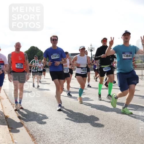 29.06.2025 - hella hamburg halbmarathon Lena Gebhardt http://msf.ph/oto/8301289 29.06.2025 09:59:38 Lombardsbrücke 16531, 5420, 2432, 12912, 9142, 18200, 18202, 13841, 1319, 1334, 1366, 1506, 1595, 1642, 1834, 1955, 2282, 2364, 2391, 2432, 2630, 2676, 3112, 3279, 3668, 3715, 3836, 4426, 4467, 4837, 4839, 5015, 5134, 5277, 5299, 5420, 5457, 5458, 5465, 5492, 5866, 6174, 6201, 6202, 6390, 6414, 6415, 6416, 7033, 7037, 7129, 7130, 7395, 7833, 8330, 8509, 8520, 8542, 8652, 8846, 8929, 9142, 9488, 9903, 9907, 9922, 9984, 10020, 10031, 10266, 11039, 11568, 11844 meine-sportfotos.de