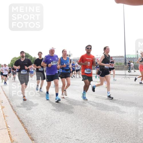 29.06.2025 - hella hamburg halbmarathon Lena Gebhardt http://msf.ph/oto/8301431 29.06.2025 10:37:08 Lombardsbrücke 5224, 1339, 8758, 1488, 1022, 1118, 1253, 1276, 1337, 1339, 1488, 1490, 1597, 1819, 1948, 1952, 1954, 2016, 2031, 2072, 2104, 2272, 2480, 2486, 2552, 2588, 3127, 3165, 3714, 3873, 3895, 4084, 4097, 4347, 4618, 4733, 4762, 4996, 5146, 5224, 5538, 5560, 5640, 5786, 5789, 5790, 5940, 6156, 6172, 6359, 6584, 6804, 7085, 7202, 7235, 7544, 7707, 7773, 7823, 8007, 8257, 8258, 8315, 8499, 8758, 8811, 8843, 8936, 8937, 9054, 9055, 9295, 9500, 9524, 9694 meine-sportfotos.de