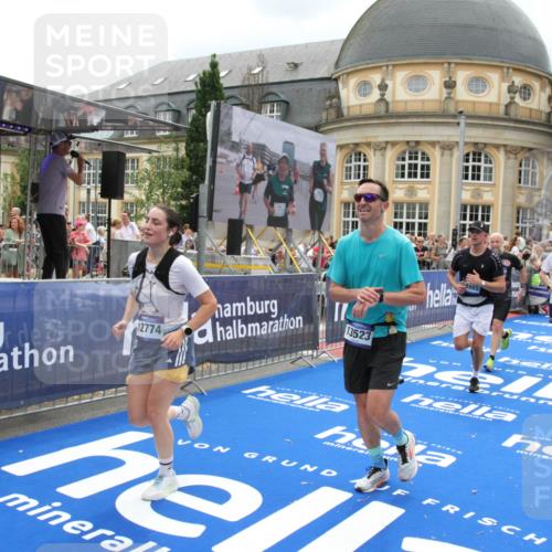 29.06.2025 - hella hamburg halbmarathon Michael Strokosch http://msf.ph/oto/8301433 29.06.2025 10:57:47 Ziel 1715, 1719, 1972, 2034, 2606, 5391, 7833, 10133, 10599, 12440, 12774, 13523, 14737, 15217, 16418, 17201, 17455, 18388, 18508, 18727, 18985 meine-sportfotos.de