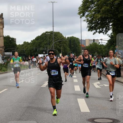 29.06.2025 - hella hamburg halbmarathon Yannick Fuchs http://msf.ph/oto/8301544 29.06.2025 10:49:56 20KM 1130, 1180, 2378, 2982, 3042, 3048, 4951, 5287, 5465, 5672, 5721, 6759, 7646, 7742, 8255, 8311, 8330, 8639, 8863, 9361, 9562, 9622, 11039, 11143, 11309, 11554, 11638, 12196, 12515, 12858, 13474, 14363, 14461, 15134, 15184, 16043, 16375, 16401, 16434, 16625, 16786, 17468, 17615, 18125, 18212, 18325, 18340, 18495, 18531, 18634, 18741, 18746, 18835, 18966, 19120, 19152 meine-sportfotos.de