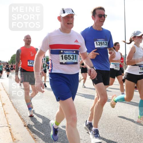 29.06.2025 - hella hamburg halbmarathon Lena Gebhardt http://msf.ph/oto/8301578 29.06.2025 09:59:39 Lombardsbrücke 542, 16531, 12912, 914, 1820, 1319, 1334, 1366, 1506, 1595, 1642, 1834, 1955, 2282, 2348, 2364, 2391, 2432, 2630, 2676, 3112, 3279, 3668, 3836, 4426, 4467, 4837, 4839, 5015, 5134, 5277, 5299, 5420, 5457, 5458, 5465, 5492, 5866, 6174, 6201, 6202, 6390, 6414, 6415, 6416, 6587, 7037, 7129, 7130, 7395, 7833, 8330, 8509, 8520, 8542, 8652, 8846, 8929, 9142, 9488, 9903, 9907, 9922, 9984, 10020, 10031, 10266, 11039, 11568, 11844 meine-sportfotos.de