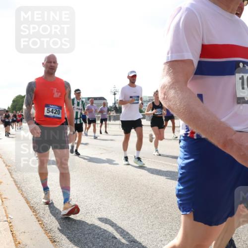 29.06.2025 - hella hamburg halbmarathon Lena Gebhardt http://msf.ph/oto/8301618 29.06.2025 09:59:39 Lombardsbrücke 5420, 348, 4426, 1653, 18, 1319, 1334, 1366, 1506, 1595, 1642, 1834, 1955, 2282, 2348, 2364, 2391, 2432, 2630, 2676, 3112, 3279, 3668, 3836, 4426, 4467, 4837, 4839, 5015, 5134, 5277, 5299, 5420, 5457, 5458, 5465, 5492, 5866, 6174, 6201, 6202, 6390, 6414, 6415, 6416, 6587, 7037, 7129, 7130, 7395, 7833, 8330, 8509, 8520, 8542, 8652, 8846, 8929, 9142, 9488, 9903, 9907, 9922, 9984, 10020, 10031, 10266, 11039, 11568, 11844 meine-sportfotos.de