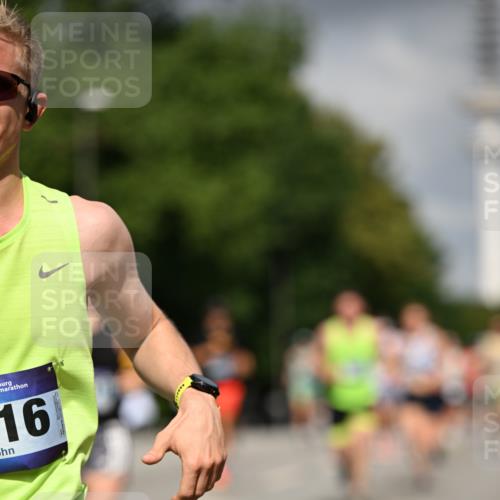 29.06.2025 - hella hamburg halbmarathon Dr. Thomas Lammeyer http://msf.ph/oto/8301633 29.06.2025 09:54:02 Kennedybrücke 1209, 1358, 1675, 1688, 1697, 1882, 2568, 2675, 2826, 3332, 3626, 4205, 4229, 4380, 4398, 4823, 5409, 5472, 5508, 5745, 6458, 6529, 6649, 6686, 6687, 7026, 8450, 8958, 9017, 9116, 9302, 9365, 10218, 10783, 10922, 11281, 11284, 11305, 11379 meine-sportfotos.de