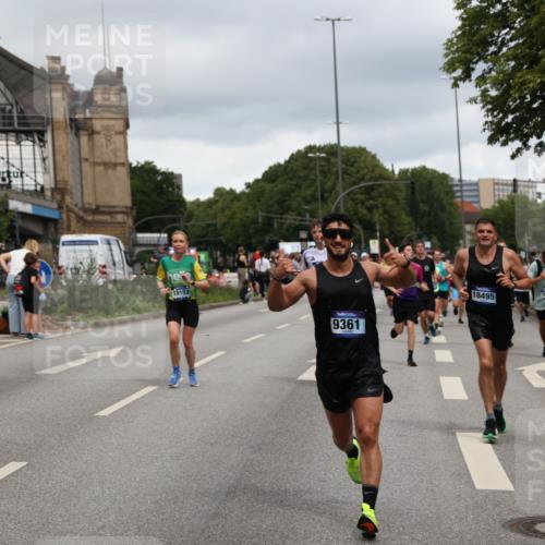29.06.2025 - hella hamburg halbmarathon Yannick Fuchs http://msf.ph/oto/8301634 29.06.2025 10:49:56 20KM 1130, 1180, 2378, 2982, 3042, 3048, 4951, 5287, 5465, 5672, 5721, 6759, 7646, 7742, 8255, 8311, 8330, 8639, 8863, 9361, 9562, 9622, 11039, 11143, 11309, 11554, 11638, 12196, 12515, 12858, 13474, 14363, 14461, 15134, 15184, 16043, 16375, 16401, 16434, 16625, 16786, 17468, 17615, 18125, 18212, 18325, 18340, 18495, 18531, 18634, 18741, 18746, 18835, 18966, 19120, 19152 meine-sportfotos.de