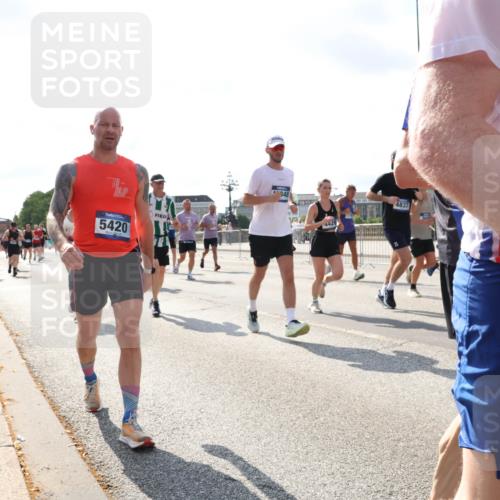 29.06.2025 - hella hamburg halbmarathon Lena Gebhardt http://msf.ph/oto/8301658 29.06.2025 09:59:40 Lombardsbrücke 5420, 348, 4426, 4837, 1319, 1334, 1366, 1595, 1642, 1834, 1914, 1955, 2282, 2348, 2364, 2391, 2432, 2630, 2676, 2910, 3112, 3279, 3668, 3836, 4426, 4467, 4772, 4837, 4839, 5015, 5134, 5277, 5299, 5457, 5458, 5465, 5492, 5866, 6174, 6201, 6202, 6414, 6415, 6416, 6587, 7037, 7129, 7130, 7395, 7833, 8330, 8509, 8520, 8542, 8652, 8846, 8929, 9142, 9488, 9903, 9907, 9922, 9984, 10020, 10031, 10266, 11039, 11568, 11844 meine-sportfotos.de