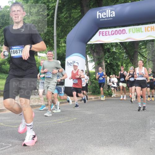 29.06.2025 - hella hamburg halbmarathon KatJ http://msf.ph/oto/8301664 29.06.2025 10:43:23 Zwischen KM18-KM19 1972, 2982, 3042, 4152, 4594, 5418, 7037, 8255, 8393 meine-sportfotos.de