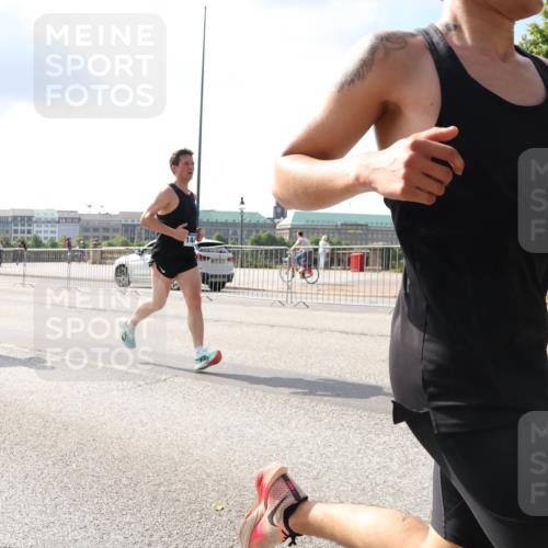 29.06.2025 - hella hamburg halbmarathon Lena Gebhardt http://msf.ph/oto/8301674 29.06.2025 09:47:03 Lombardsbrücke 17877, 1053, 1396, 1407, 1411, 1577, 1910, 1959, 2243, 2563, 2774, 2836, 3005, 3790, 3935, 4740, 4944, 5048, 5152, 5193, 5660, 6032, 6305, 6473, 6683, 6915, 7080, 7466, 7622, 7628, 7831, 7867, 7972, 8312, 8323, 8366, 9376, 9508, 9519, 10477, 10771, 10927, 11055, 11304, 11370, 11661, 11898, 12204, 12447, 12899, 13148, 13199, 13493, 13494, 13729, 13771, 13972, 13991, 14069, 14310, 14385, 16811, 16957 meine-sportfotos.de