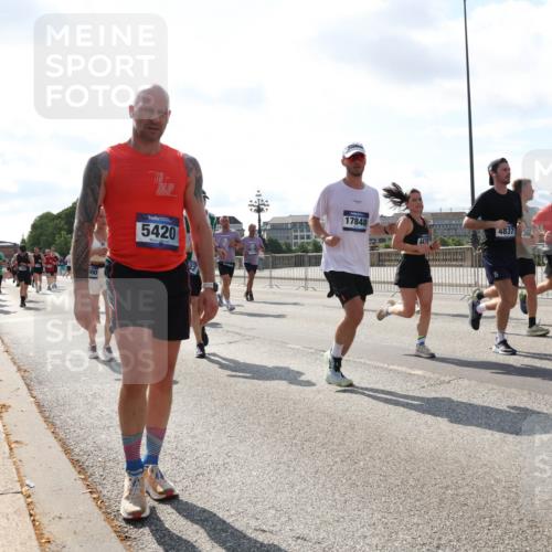 29.06.2025 - hella hamburg halbmarathon Lena Gebhardt http://msf.ph/oto/8301701 29.06.2025 09:59:40 Lombardsbrücke 000, 5420, 17848, 4837, 1319, 1334, 1366, 1595, 1642, 1834, 1914, 1955, 2282, 2348, 2364, 2391, 2432, 2630, 2676, 2910, 3112, 3279, 3668, 3836, 4426, 4467, 4772, 4837, 4839, 5015, 5134, 5277, 5299, 5457, 5458, 5465, 5492, 5866, 6174, 6201, 6202, 6414, 6415, 6416, 6587, 7037, 7129, 7130, 7395, 7833, 8330, 8509, 8520, 8542, 8652, 8846, 8929, 9142, 9488, 9903, 9907, 9922, 9984, 10020, 10031, 10266, 11039, 11568, 11844 meine-sportfotos.de