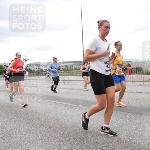 29.06.2025 - hella hamburg halbmarathon Lena Gebhardt http://msf.ph/oto/8301726 29.06.2025 10:56:24 Lombardsbrücke 17649, 12551, 544, 4354, 1162, 13965, 3405, 1047, 1113, 1738, 1909, 2095, 2143, 2307, 2793, 2887, 2915, 2991, 3257, 3268, 3438, 3520, 3614, 3675, 3676, 3953, 3987, 4083, 4354, 4473, 4773, 4836, 5237, 5306, 5438, 5580, 5693, 5757, 5911, 5994, 6494, 6690, 6968, 7025, 7028, 7090, 7307, 7516, 7616, 7711, 8005, 8108, 8305, 8517, 8606, 8766, 8939, 8943, 9172, 9210, 9383, 9435, 9606, 9838, 9910, 9948, 9953, 10555, 10569, 10571, 10640, 10740, 10784, 10987 meine-sportfotos.de