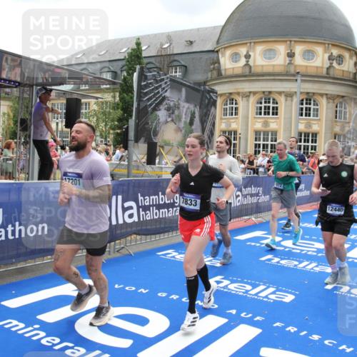 29.06.2025 - hella hamburg halbmarathon Michael Strokosch http://msf.ph/oto/8301730 29.06.2025 10:57:51 Ziel 1719, 1972, 2034, 2806, 2883, 5391, 7269, 7833, 9820, 10133, 10599, 10703, 12440, 12523, 14737, 16418, 16517, 17201, 17455, 18492, 18508, 18727 meine-sportfotos.de