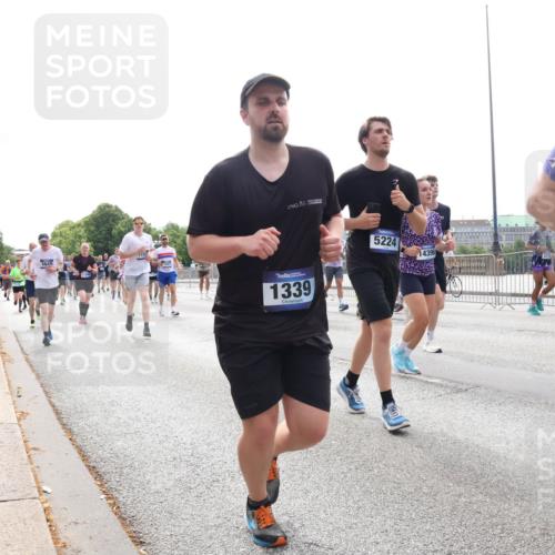 29.06.2025 - hella hamburg halbmarathon Lena Gebhardt http://msf.ph/oto/8301751 29.06.2025 10:37:09 Lombardsbrücke 5640, 1339, 5224, 14396, 4875, 1022, 1118, 1253, 1276, 1337, 1339, 1488, 1490, 1597, 1819, 1948, 1952, 1954, 2016, 2031, 2072, 2104, 2272, 2480, 2486, 2552, 2588, 3127, 3165, 3714, 3873, 3895, 4084, 4097, 4347, 4618, 4733, 4762, 4996, 5146, 5224, 5538, 5560, 5640, 5786, 5789, 5790, 5940, 6156, 6172, 6359, 6584, 6804, 7085, 7202, 7235, 7544, 7707, 7773, 7823, 8007, 8257, 8258, 8315, 8499, 8758, 8811, 8843, 8936, 8937, 9054, 9055, 9295, 9500, 9524, 9694 meine-sportfotos.de