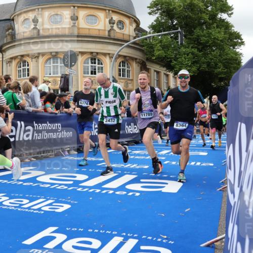 29.06.2025 - hella hamburg halbmarathon Strokosch-Dieckow http://msf.ph/oto/8301771 29.06.2025 10:54:00 Ziel 1151, 1410, 1815, 2432, 3096, 3208, 3209, 6294, 6356, 6374, 6481, 6581, 7395, 7918, 7973, 8394, 9032, 11499, 11789, 12379, 13032, 13397, 13869, 14175, 16477, 16871, 17348, 18308, 18831, 18879 meine-sportfotos.de