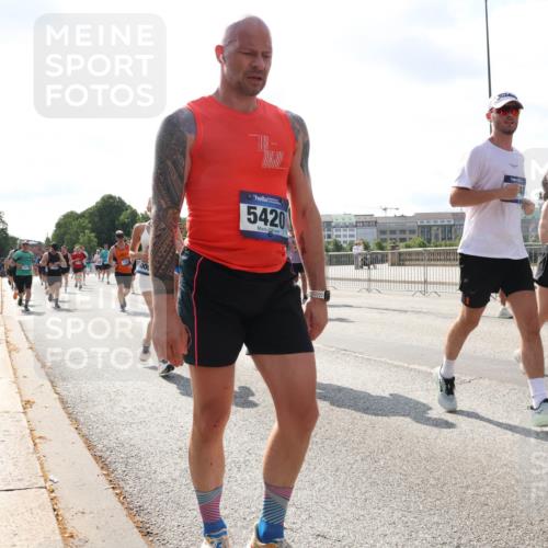 29.06.2025 - hella hamburg halbmarathon Lena Gebhardt http://msf.ph/oto/8301782 29.06.2025 09:59:40 Lombardsbrücke 00, 5420, 837, 15, 1319, 1334, 1366, 1595, 1642, 1834, 1914, 1955, 2282, 2348, 2364, 2391, 2432, 2630, 2676, 2910, 3112, 3279, 3668, 3836, 4426, 4467, 4772, 4837, 4839, 5015, 5134, 5277, 5299, 5457, 5458, 5465, 5492, 5866, 6174, 6201, 6202, 6414, 6415, 6416, 6587, 7037, 7129, 7130, 7395, 7833, 8330, 8509, 8520, 8542, 8652, 8846, 8929, 9142, 9488, 9903, 9907, 9922, 9984, 10020, 10031, 10266, 11039, 11568, 11844 meine-sportfotos.de