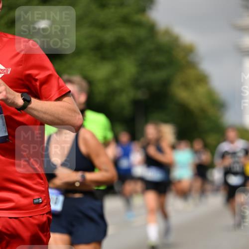 29.06.2025 - hella hamburg halbmarathon Dr. Thomas Lammeyer http://msf.ph/oto/8301783 29.06.2025 10:16:25 Kennedybrücke 1249, 1610, 1785, 1850, 1851, 2963, 2964, 3182, 3248, 3262, 3363, 4453, 5150, 5166, 5176, 6822, 6871, 7014, 7907, 8206, 8207, 8917, 8971, 9428, 10067, 10402, 10685, 11025 meine-sportfotos.de