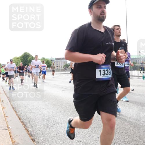 29.06.2025 - hella hamburg halbmarathon Lena Gebhardt http://msf.ph/oto/8301794 29.06.2025 10:37:10 Lombardsbrücke 7713, 5640, 1339, 5224, 14396, 1240, 1022, 1118, 1253, 1276, 1337, 1339, 1488, 1490, 1597, 1819, 1948, 1952, 1954, 2016, 2031, 2072, 2104, 2272, 2480, 2486, 2552, 2588, 3127, 3165, 3714, 3873, 3895, 4084, 4097, 4347, 4618, 4733, 4762, 4996, 5146, 5171, 5224, 5538, 5560, 5640, 5786, 5789, 5790, 5940, 6156, 6172, 6359, 6584, 6804, 7085, 7202, 7235, 7544, 7707, 7773, 7777, 7823, 8007, 8257, 8258, 8315, 8499, 8758, 8811, 8843, 8936, 8937, 9054, 9055, 9295, 9500, 9524, 9694 meine-sportfotos.de
