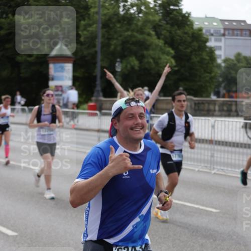 29.06.2025 - hella hamburg halbmarathon Jannik Wohlers http://msf.ph/oto/8301804 29.06.2025 10:37:17 Lombardsbrücke 1475, 2199, 2640, 2853, 3230, 3246, 3633, 5139, 5186, 5522, 5875, 6243, 6821, 6955, 7124, 7321, 7350, 9247, 9288, 9895, 10159, 10476, 10506, 10919, 11087, 11183, 11801, 11882, 11888, 12123, 12242, 12254, 12472, 12824, 13650, 14657, 16032, 16582, 16680, 16706, 17355, 17793, 17798, 18317, 18319, 18903 meine-sportfotos.de