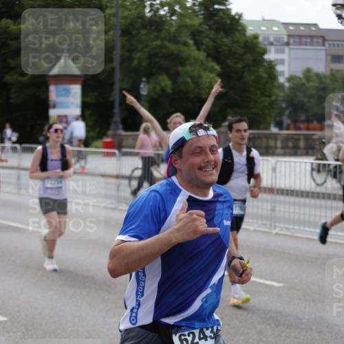 29.06.2025 - hella hamburg halbmarathon Jannik Wohlers http://msf.ph/oto/8301813 29.06.2025 10:37:18 Lombardsbrücke 1475, 2199, 2640, 2853, 3230, 3246, 3633, 5139, 5522, 5875, 6243, 6821, 6955, 7124, 7321, 7350, 8985, 9247, 9288, 9895, 10159, 10476, 10506, 10836, 10919, 11087, 11183, 11801, 11882, 11888, 12123, 12242, 12254, 12472, 12824, 13650, 14657, 16032, 16582, 16680, 16706, 17355, 17793, 17798, 18317, 18319 meine-sportfotos.de