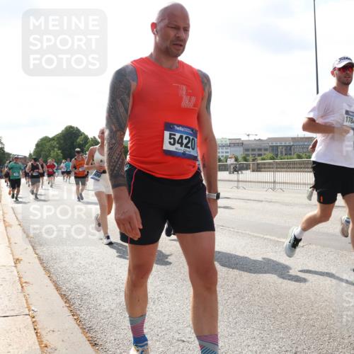 29.06.2025 - hella hamburg halbmarathon Lena Gebhardt http://msf.ph/oto/8301818 29.06.2025 09:59:40 Lombardsbrücke 000, 5420, 17848, 1319, 1334, 1366, 1595, 1642, 1834, 1914, 1955, 2282, 2348, 2364, 2391, 2432, 2630, 2676, 2910, 3112, 3279, 3668, 3836, 4426, 4467, 4772, 4837, 4839, 5015, 5134, 5277, 5299, 5457, 5458, 5465, 5492, 5866, 6174, 6201, 6202, 6414, 6415, 6416, 6587, 7037, 7129, 7130, 7395, 7833, 8330, 8509, 8520, 8542, 8652, 8846, 8929, 9142, 9488, 9903, 9907, 9922, 9984, 10020, 10031, 10266, 11039, 11568, 11844 meine-sportfotos.de