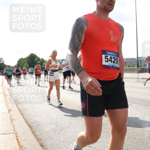 29.06.2025 - hella hamburg halbmarathon Lena Gebhardt http://msf.ph/oto/8301854 29.06.2025 09:59:41 Lombardsbrücke 5000, 17967, 5420, 17769, 1784, 1319, 1334, 1366, 1595, 1642, 1834, 1914, 1955, 2282, 2348, 2364, 2391, 2432, 2630, 2676, 2910, 3112, 3279, 3668, 3836, 4426, 4467, 4772, 4837, 4839, 5015, 5134, 5277, 5299, 5457, 5458, 5465, 5492, 5866, 6174, 6201, 6202, 6414, 6415, 6416, 6587, 7037, 7129, 7130, 7395, 7833, 8330, 8509, 8520, 8542, 8652, 8846, 8929, 9142, 9488, 9903, 9907, 9922, 9984, 10020, 10031, 10266, 11039, 11568, 11844 meine-sportfotos.de