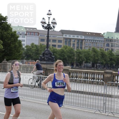 29.06.2025 - hella hamburg halbmarathon Jannik Wohlers http://msf.ph/oto/8301863 29.06.2025 10:37:19 Lombardsbrücke 1475, 1985, 2199, 2853, 3230, 3246, 3633, 5139, 5522, 5875, 6243, 6955, 7124, 7321, 7350, 8985, 9247, 9288, 9895, 10159, 10506, 10836, 10919, 11087, 11183, 11801, 11882, 11888, 12123, 12242, 12254, 12472, 12824, 13650, 14657, 16032, 16582, 16680, 16706, 17355, 17389, 17793, 17798, 18317, 18319 meine-sportfotos.de