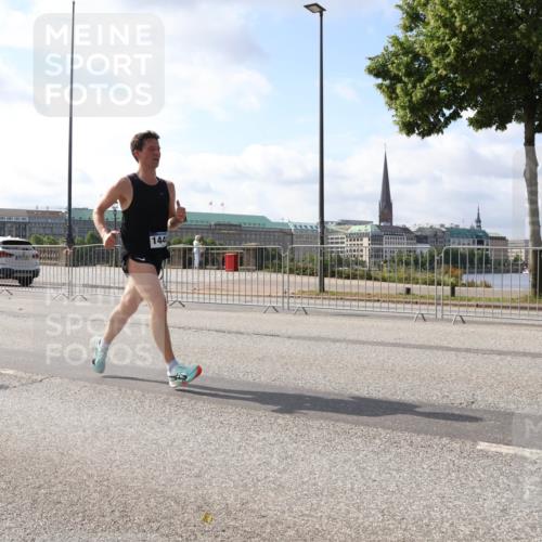 29.06.2025 - hella hamburg halbmarathon Lena Gebhardt http://msf.ph/oto/8301895 29.06.2025 09:47:03 Lombardsbrücke 144, 1053, 1396, 1407, 1411, 1577, 1910, 1959, 2243, 2563, 2774, 2836, 3005, 3790, 3935, 4740, 4944, 5048, 5152, 5193, 5660, 6032, 6305, 6473, 6683, 6915, 7080, 7466, 7622, 7628, 7831, 7867, 7972, 8312, 8323, 8366, 9376, 9508, 9519, 10477, 10771, 10927, 11055, 11304, 11370, 11661, 11898, 12204, 12447, 12899, 13148, 13199, 13493, 13494, 13729, 13771, 13972, 13991, 14069, 14310, 14385, 16811, 16957 meine-sportfotos.de