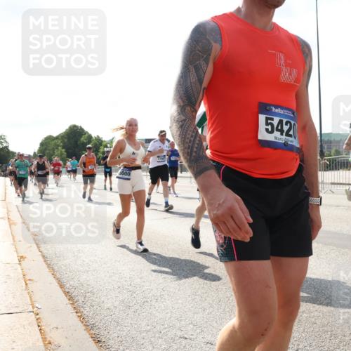 29.06.2025 - hella hamburg halbmarathon Lena Gebhardt http://msf.ph/oto/8301915 29.06.2025 09:59:41 Lombardsbrücke 5000, 1796, 5420, 1776, 1319, 1334, 1366, 1595, 1642, 1834, 1914, 1955, 2282, 2348, 2364, 2391, 2432, 2630, 2676, 2910, 3112, 3279, 3668, 3836, 4426, 4467, 4772, 4837, 4839, 5015, 5134, 5277, 5299, 5457, 5458, 5465, 5492, 5866, 6174, 6201, 6202, 6414, 6415, 6416, 6587, 7037, 7129, 7130, 7395, 7833, 8330, 8509, 8520, 8542, 8652, 8846, 8929, 9142, 9488, 9903, 9907, 9922, 9984, 10020, 10031, 10266, 11039, 11568, 11844 meine-sportfotos.de