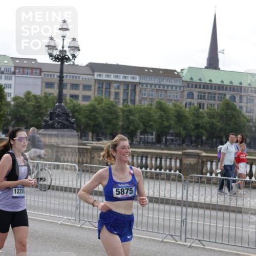 29.06.2025 - hella hamburg halbmarathon Jannik Wohlers http://msf.ph/oto/8301928 29.06.2025 10:37:19 Lombardsbrücke 1475, 1985, 2199, 2853, 3230, 3246, 3633, 5139, 5522, 5875, 6243, 6955, 7124, 7321, 7350, 8985, 9247, 9288, 9895, 10159, 10506, 10836, 10919, 11087, 11183, 11801, 11882, 11888, 12123, 12242, 12254, 12472, 12824, 13650, 14657, 16032, 16582, 16680, 16706, 17355, 17389, 17793, 17798, 18317, 18319 meine-sportfotos.de