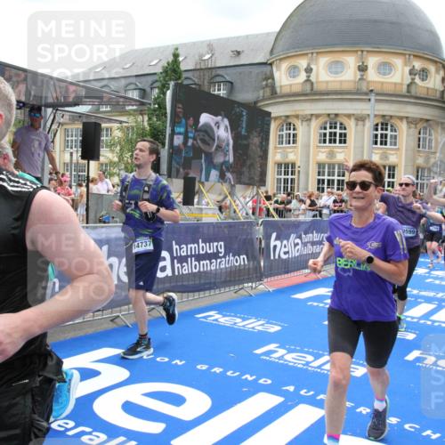 29.06.2025 - hella hamburg halbmarathon Michael Strokosch http://msf.ph/oto/8301956 29.06.2025 10:57:53 Ziel 1972, 2034, 2806, 2883, 5391, 7138, 7269, 7833, 9820, 10599, 10703, 12440, 12523, 13376, 14737, 16517, 17201, 17543, 18492, 18727 meine-sportfotos.de
