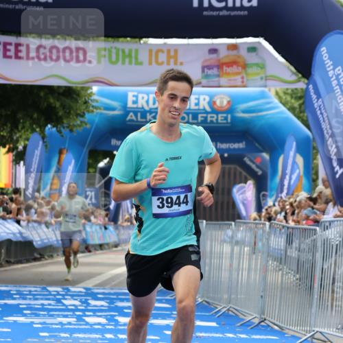 29.06.2025 - hella hamburg halbmarathon Strokosch-Dieckow http://msf.ph/oto/8301958 29.06.2025 10:16:30 Ziel 3944, 11864 meine-sportfotos.de