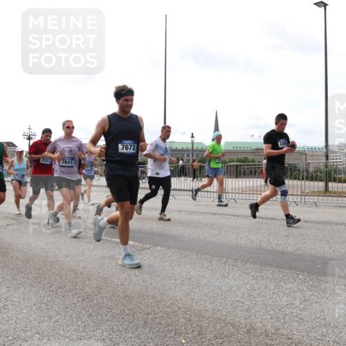 29.06.2025 - hella hamburg halbmarathon Lena Gebhardt http://msf.ph/oto/8301973 29.06.2025 10:21:54 Lombardsbrücke 075, 87, 2315, 15841, 1158, 2353, 2841, 8715, 7672, 4289, 1003, 1072, 1158, 1191, 1250, 1294, 1401, 1668, 1958, 1963, 2009, 2063, 2172, 2315, 2353, 2514, 2529, 2744, 3050, 3172, 3458, 3606, 3768, 3770, 3825, 3826, 3995, 4046, 4289, 4366, 4375, 4376, 4697, 4786, 5122, 5412, 5641, 5759, 5957, 6086, 6103, 6475, 6676, 6805, 6881, 7075, 7162, 7612, 7672, 7781, 8286, 8431, 8715, 8860, 8896, 8954, 8959, 9002, 9062, 9369, 9483, 9499, 9532, 9624, 10374, 10874 meine-sportfotos.de