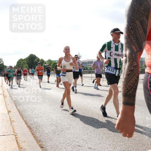 29.06.2025 - hella hamburg halbmarathon Lena Gebhardt http://msf.ph/oto/8301991 29.06.2025 09:59:41 Lombardsbrücke 3271, 844, 5000, 2432, 1319, 1334, 1366, 1595, 1642, 1834, 1914, 1955, 2282, 2348, 2364, 2391, 2432, 2630, 2676, 2910, 3112, 3279, 3668, 3836, 4426, 4467, 4772, 4837, 4839, 5015, 5134, 5277, 5299, 5457, 5458, 5465, 5492, 5866, 6174, 6201, 6202, 6414, 6415, 6416, 6587, 7037, 7129, 7130, 7395, 7833, 8330, 8509, 8520, 8542, 8652, 8846, 8929, 9142, 9488, 9903, 9907, 9922, 9984, 10020, 10031, 10266, 11039, 11568, 11844 meine-sportfotos.de