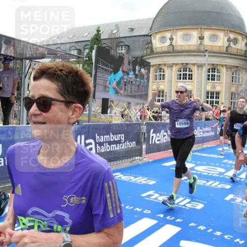 29.06.2025 - hella hamburg halbmarathon Michael Strokosch http://msf.ph/oto/8302016 29.06.2025 10:57:53 Ziel 1972, 2034, 2806, 2883, 5391, 7138, 7269, 7833, 9820, 10599, 10703, 12440, 12523, 13376, 14737, 16517, 17201, 17543, 18492, 18727 meine-sportfotos.de