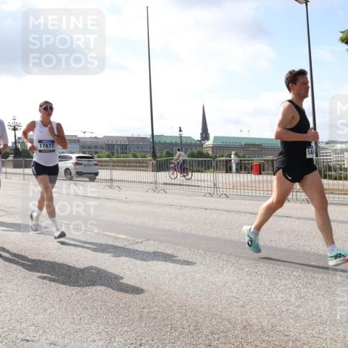 29.06.2025 - hella hamburg halbmarathon Lena Gebhardt http://msf.ph/oto/8302027 29.06.2025 09:47:04 Lombardsbrücke 1314, 17877, 144, 1002, 1053, 1396, 1407, 1411, 1577, 1910, 1959, 2228, 2243, 2563, 2774, 2836, 3005, 3790, 3935, 4740, 4944, 5048, 5152, 5193, 5660, 6032, 6305, 6473, 6683, 6915, 7080, 7466, 7622, 7628, 7831, 7867, 7972, 8312, 8323, 8366, 9376, 9508, 9519, 10477, 10771, 10927, 11055, 11304, 11370, 11661, 11898, 12204, 12447, 12899, 13148, 13199, 13493, 13494, 13729, 13771, 13972, 13991, 14069, 14310, 14385, 16811, 16957 meine-sportfotos.de