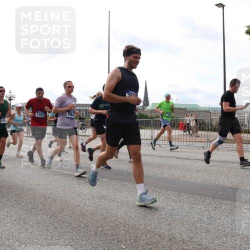 29.06.2025 - hella hamburg halbmarathon Lena Gebhardt http://msf.ph/oto/8302051 29.06.2025 10:21:54 Lombardsbrücke 2353, 284, 075, 158, 00, 1003, 1072, 1158, 1191, 1250, 1294, 1401, 1668, 1958, 1963, 2009, 2063, 2172, 2315, 2353, 2514, 2529, 2744, 3050, 3172, 3458, 3606, 3768, 3770, 3825, 3826, 3995, 4046, 4289, 4366, 4375, 4376, 4697, 4786, 5122, 5412, 5641, 5759, 5957, 6086, 6103, 6475, 6676, 6805, 6881, 7075, 7162, 7612, 7672, 7781, 8286, 8431, 8715, 8860, 8896, 8954, 8959, 9002, 9062, 9369, 9483, 9499, 9532, 9624, 10374, 10874 meine-sportfotos.de