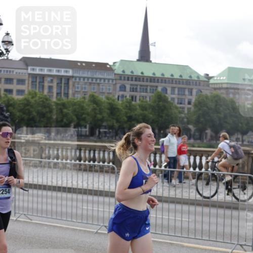 29.06.2025 - hella hamburg halbmarathon Jannik Wohlers http://msf.ph/oto/8302068 29.06.2025 10:37:20 Lombardsbrücke 1475, 1799, 1985, 2199, 2853, 3230, 3246, 3633, 5139, 5522, 5875, 6243, 7124, 7321, 7350, 8985, 9247, 9288, 9895, 10159, 10506, 10836, 10919, 11087, 11183, 11543, 11801, 11882, 11888, 12123, 12242, 12254, 12472, 12824, 13650, 14018, 15418, 15511, 16032, 16582, 16680, 16706, 17389, 17793, 17798, 18317, 18319 meine-sportfotos.de