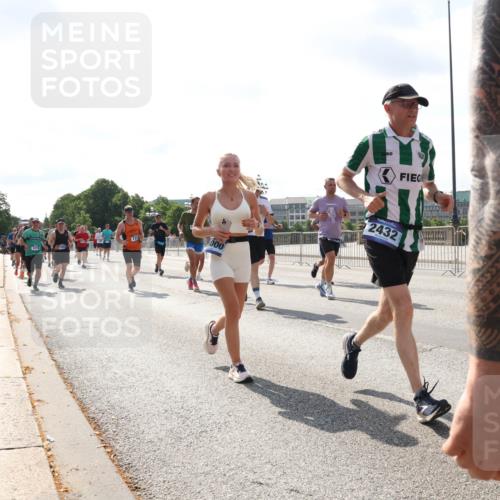 29.06.2025 - hella hamburg halbmarathon Lena Gebhardt http://msf.ph/oto/8302089 29.06.2025 09:59:41 Lombardsbrücke 1000, 2432, 1319, 1334, 1366, 1595, 1642, 1834, 1914, 1955, 2282, 2348, 2364, 2391, 2432, 2630, 2676, 2910, 3112, 3279, 3668, 3836, 4426, 4467, 4772, 4837, 4839, 5015, 5134, 5277, 5299, 5457, 5458, 5465, 5492, 5866, 6174, 6201, 6202, 6414, 6415, 6416, 6587, 7037, 7129, 7130, 7395, 7833, 8330, 8509, 8520, 8542, 8652, 8846, 8929, 9142, 9488, 9903, 9907, 9922, 9984, 10020, 10031, 10266, 11039, 11568, 11844 meine-sportfotos.de