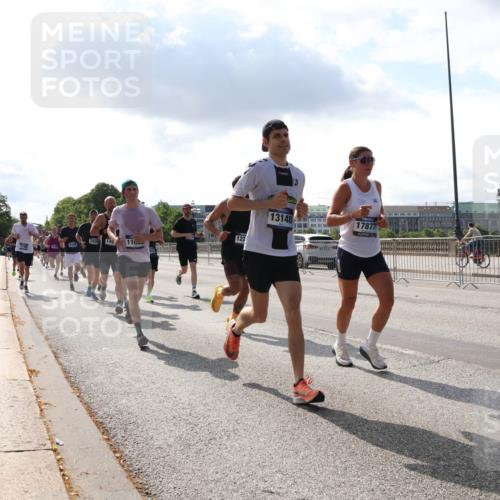 29.06.2025 - hella hamburg halbmarathon Lena Gebhardt http://msf.ph/oto/8302102 29.06.2025 09:47:04 Lombardsbrücke 13148, 17877, 1002, 1053, 1396, 1407, 1411, 1577, 1910, 1959, 2228, 2243, 2563, 2774, 2836, 3005, 3790, 3935, 4740, 4944, 5048, 5152, 5193, 5660, 6032, 6305, 6473, 6683, 6915, 7080, 7466, 7622, 7628, 7831, 7867, 7972, 8312, 8323, 8366, 9376, 9508, 9519, 10477, 10771, 10927, 11055, 11304, 11370, 11661, 11898, 12204, 12447, 12899, 13148, 13199, 13493, 13494, 13729, 13771, 13972, 13991, 14069, 14310, 14385, 16811, 16957 meine-sportfotos.de