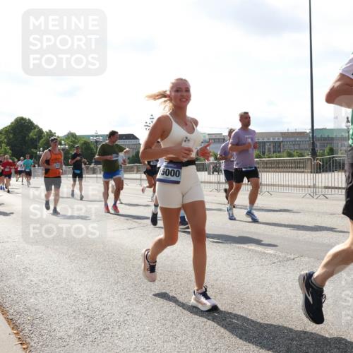 29.06.2025 - hella hamburg halbmarathon Lena Gebhardt http://msf.ph/oto/8302135 29.06.2025 09:59:41 Lombardsbrücke 3279, 11844, 5000, 2432, 1319, 1334, 1366, 1595, 1642, 1834, 1914, 1955, 2282, 2348, 2364, 2391, 2432, 2630, 2676, 2910, 3112, 3279, 3668, 3836, 4426, 4467, 4772, 4837, 4839, 5015, 5134, 5277, 5299, 5457, 5458, 5465, 5492, 5866, 6174, 6201, 6202, 6414, 6415, 6416, 6587, 7037, 7129, 7130, 7395, 7833, 8330, 8509, 8520, 8542, 8652, 8846, 8929, 9142, 9488, 9903, 9907, 9922, 9984, 10020, 10031, 10266, 11039, 11568, 11844 meine-sportfotos.de