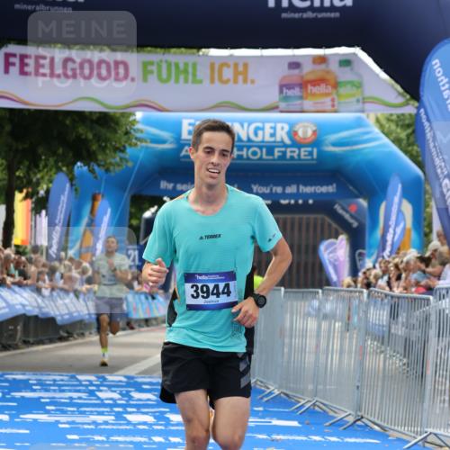 29.06.2025 - hella hamburg halbmarathon Strokosch-Dieckow http://msf.ph/oto/8302151 29.06.2025 10:16:30 Ziel 3944, 11864 meine-sportfotos.de